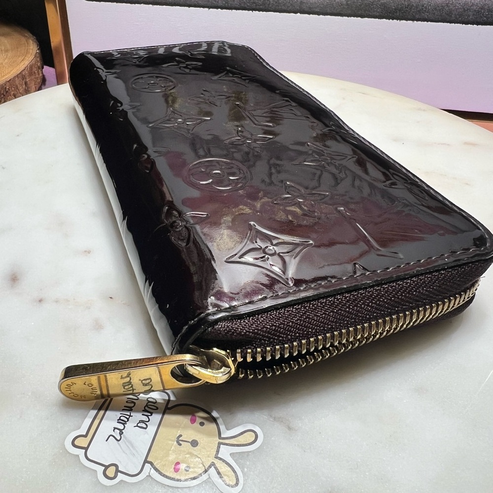 LOUIS VUITTON Amarante Vernis
Long Zippy Wallet EUC